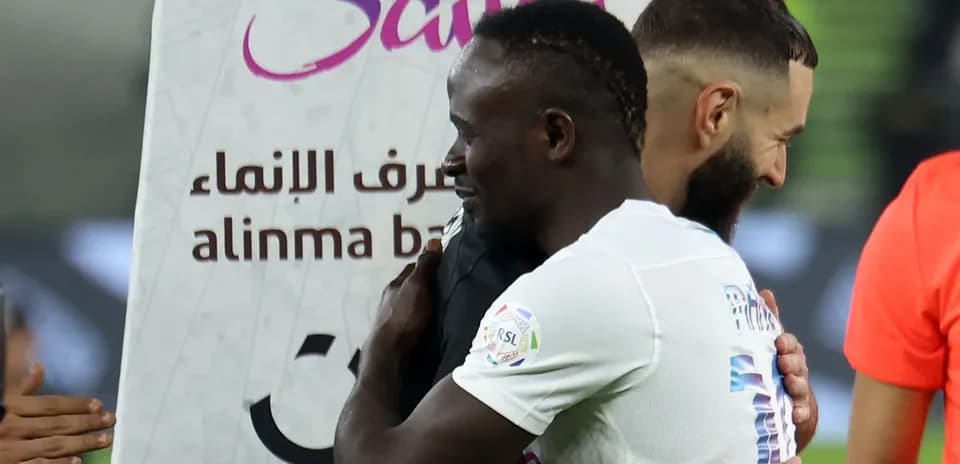Futbolchilar bir-biriga quchoqlashmoqda