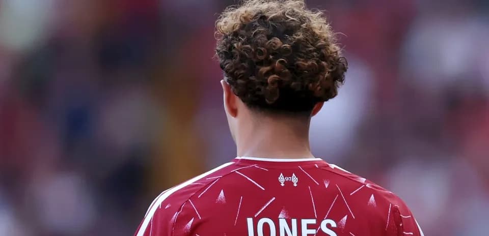 Futbolchi JONES nomli ko'ylakda orqadan ko'rinmoqda