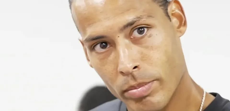 Futbolchi intervyu paytida to'g'ri qarab turibdi