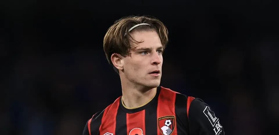 Futbolchi Bournemouth formasida maydonda turibdi