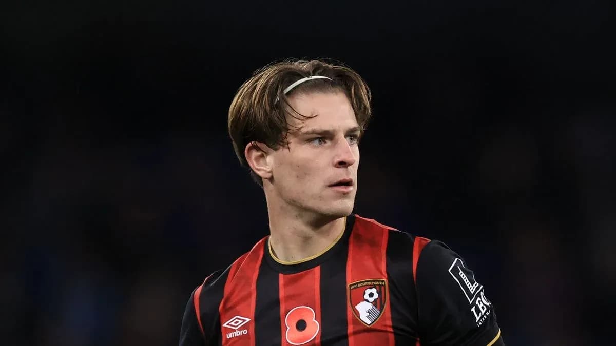 Futbolchi Bournemouth formasida maydonda turibdi