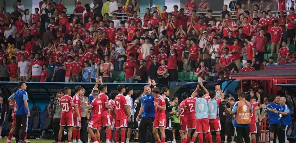 Futbolchilar muxlislar oldida to'plangan