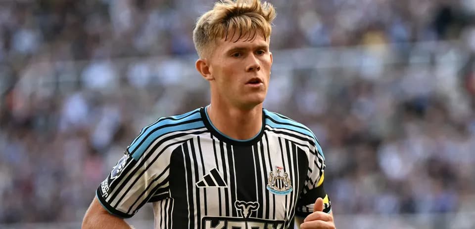 Futbolchi Newcastle United formasida maydonda yugurmoqda