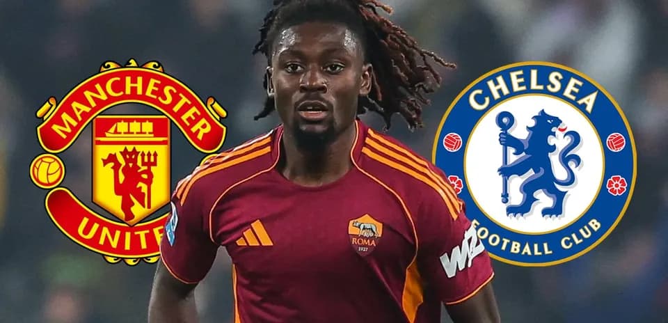 Futbolchi Roma formasida, Manchester United va Chelsea logotiplari