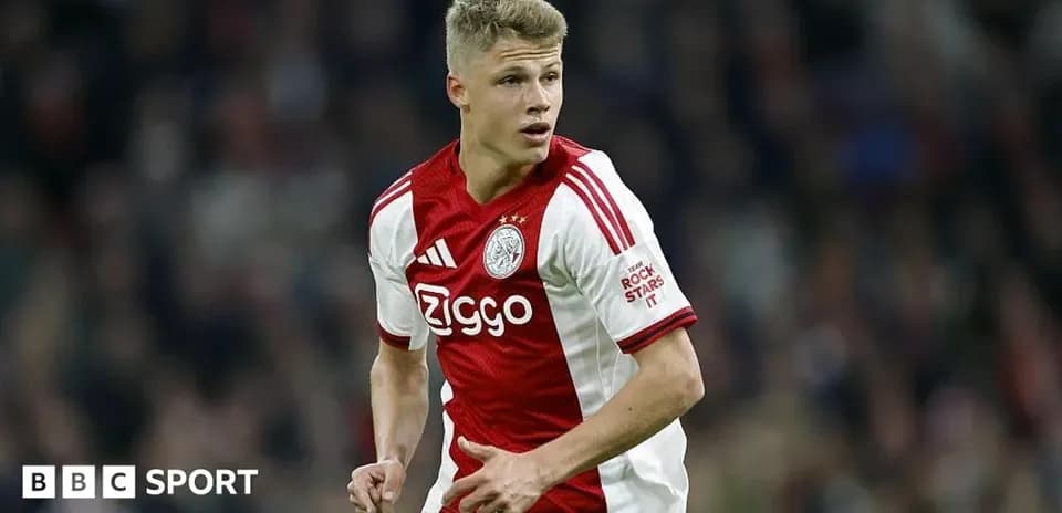 Futbolchi Ajax formasida maydonda harakatda