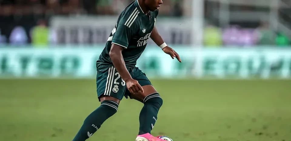 Futbolchi Real Madrid formasida to'pni olib bormoqda