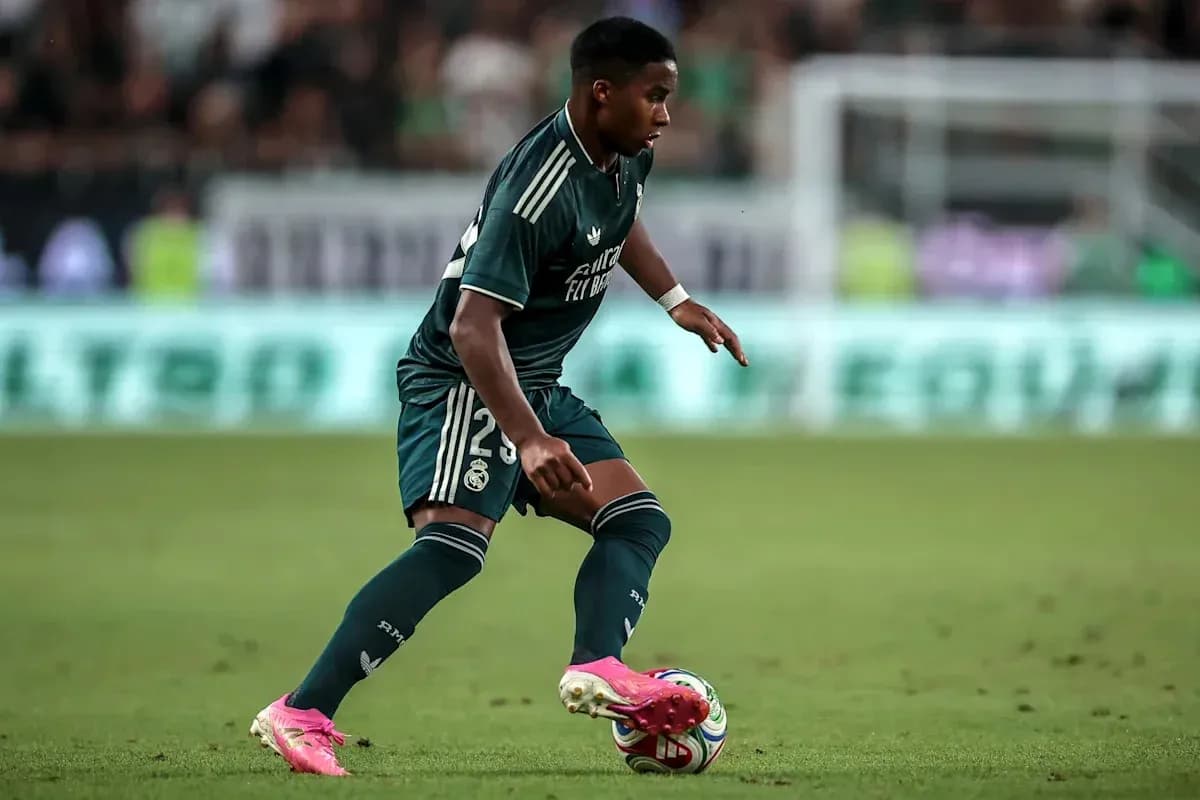 Futbolchi Real Madrid formasida to'pni olib bormoqda