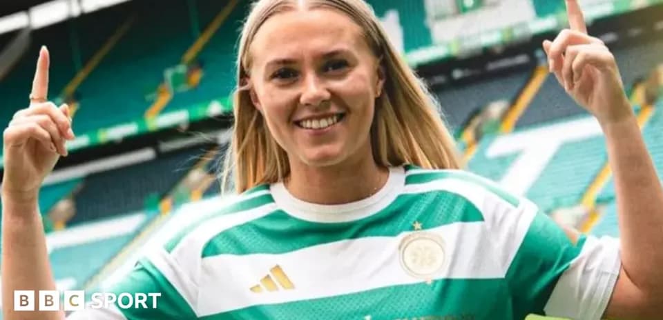 Futbolchi yangi forma kiygan holda suratga tushmoqda