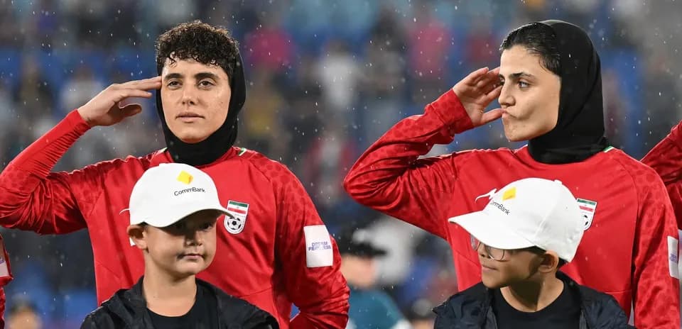 O'yin oldidan xuddi shunday holatda futbolchilar