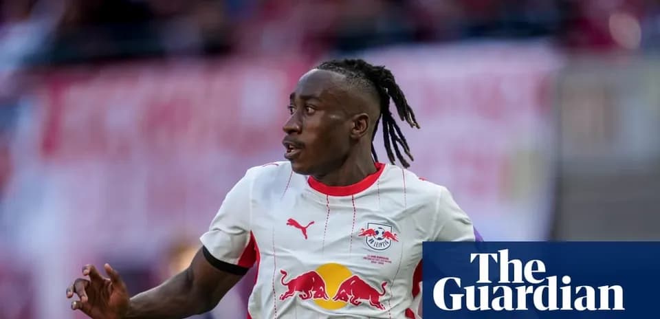 Futbolchi Red Bull Leipzig formasida harakatda