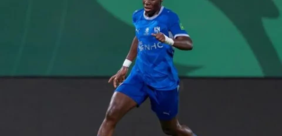 Futbolchi to'pni ushlab olib borayotgan