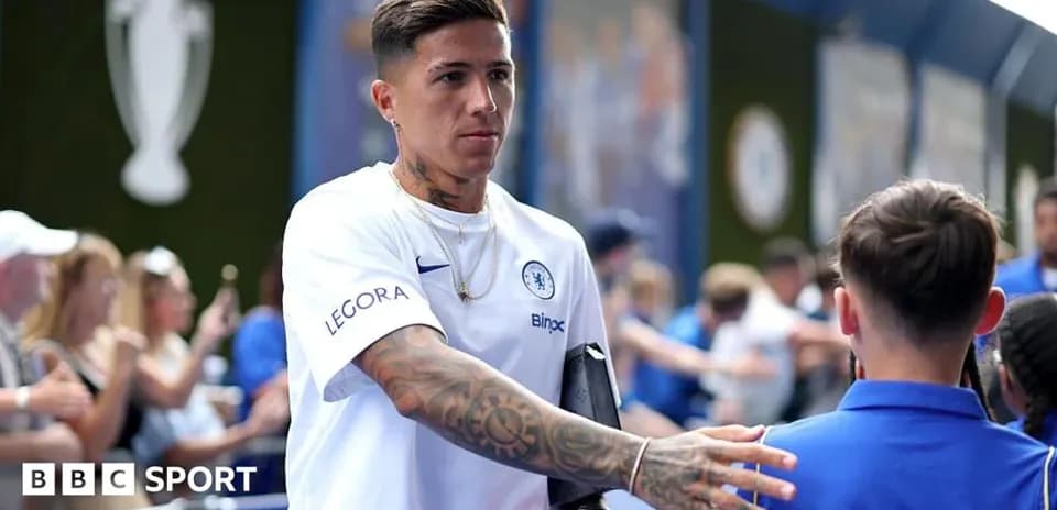 Futbolchi bolalar bilan salomlashmoqda