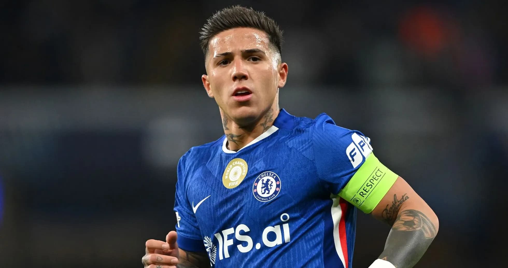 Futbolchi Chelsea formasida, kapitanlik etmoqda