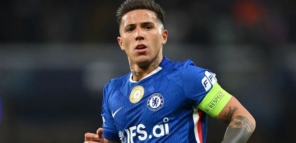 Futbolchi Chelsea formasida, kapitanlik etmoqda