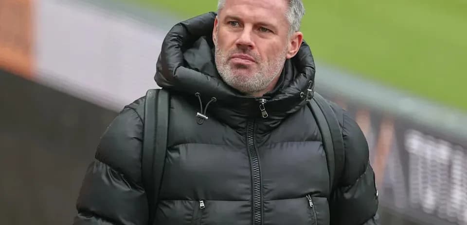 Kishi qora pufak kiygan erkak stadionda yurmoqda