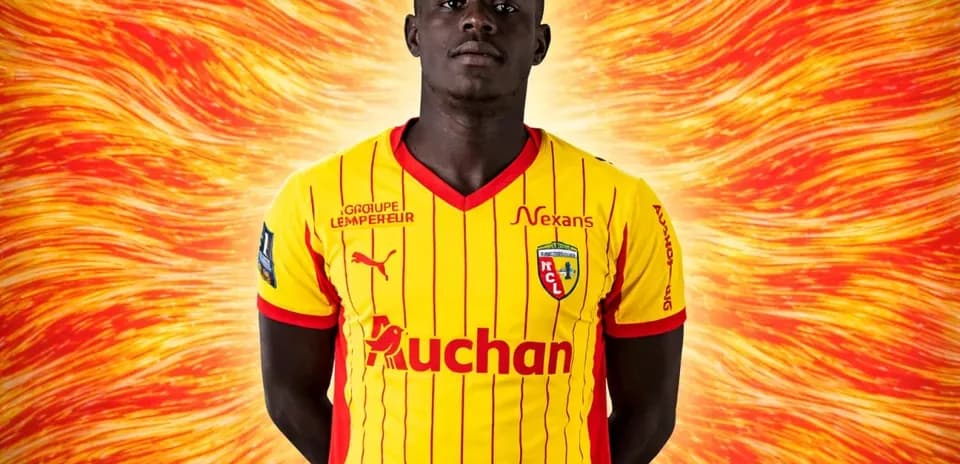 Futbolchi jamoasi formasi kiygan yigit