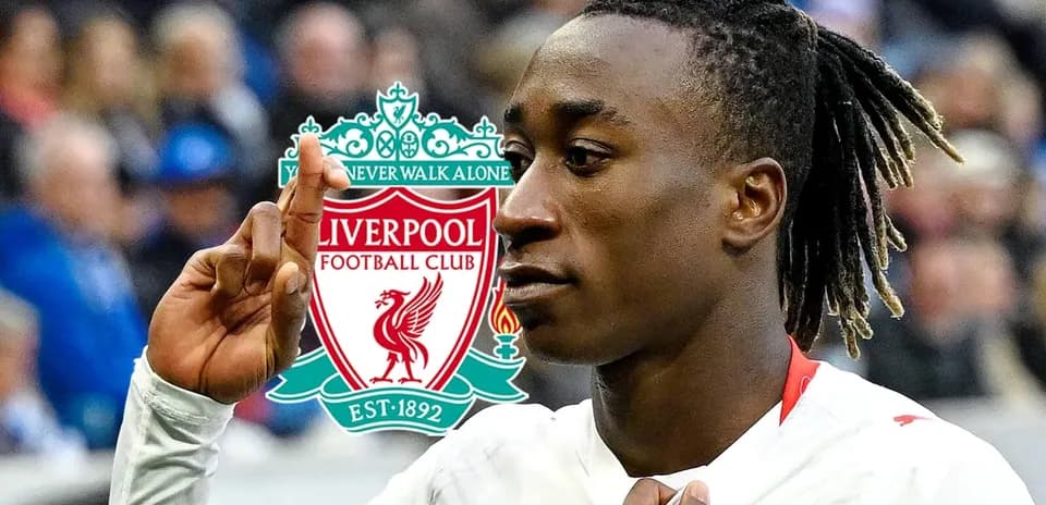Futbolchi Liverpool logosi oldida raqam ko'rsatmoqda