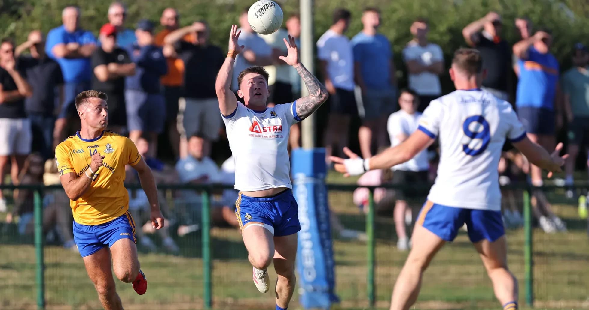 O'yin davomida to'pni ushlayotgan futbolchi