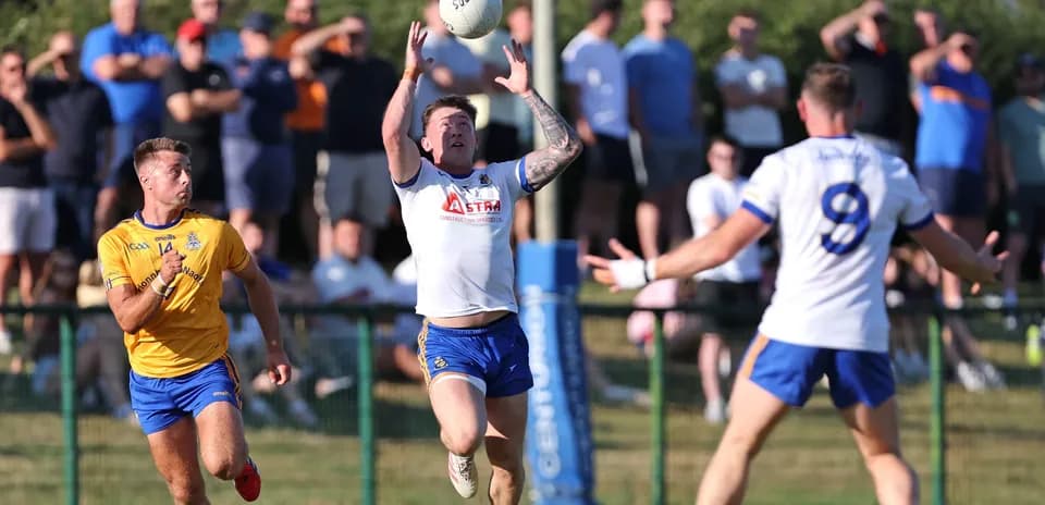 O'yin davomida to'pni ushlayotgan futbolchi