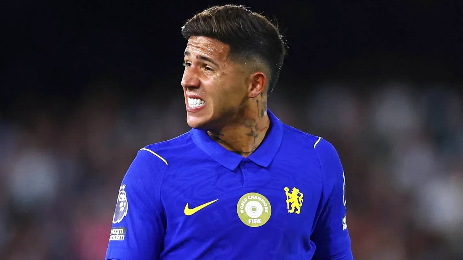 Futbolchi Chelsea formasida o'yin paytida