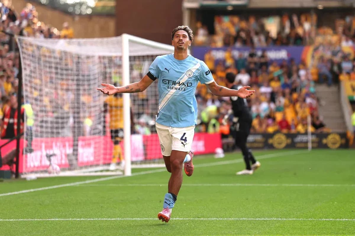 Futbolchi gol urganidan keyin nishonlayapti