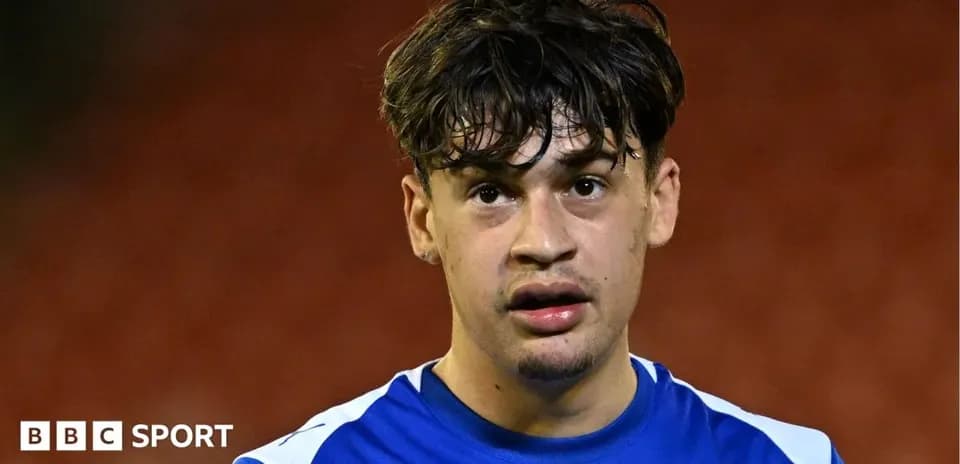 Futbolchi maydonda o'yin davomida suratga olingan