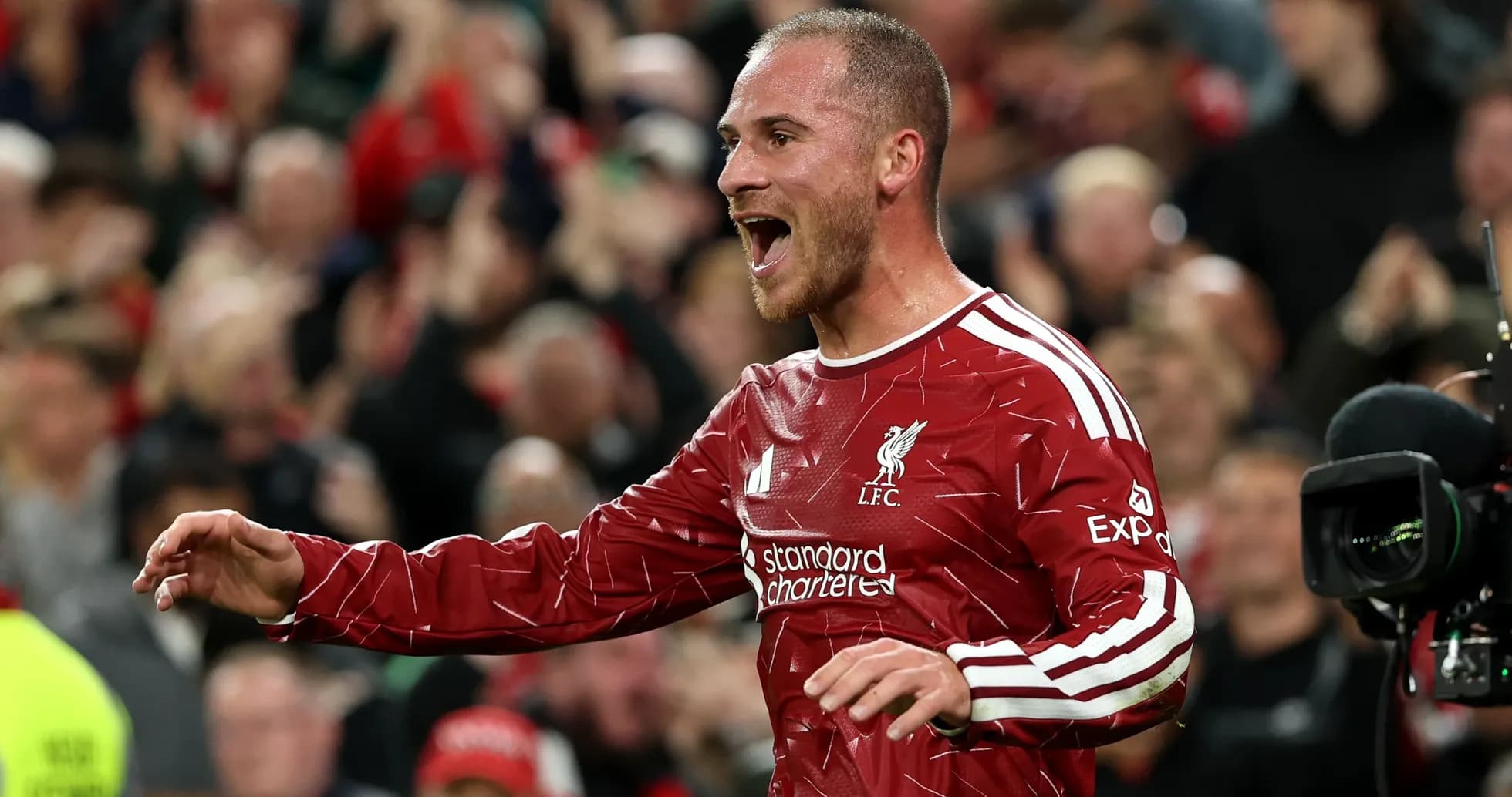 Futbolchi Liverpool formasida gol urayotgan paytda