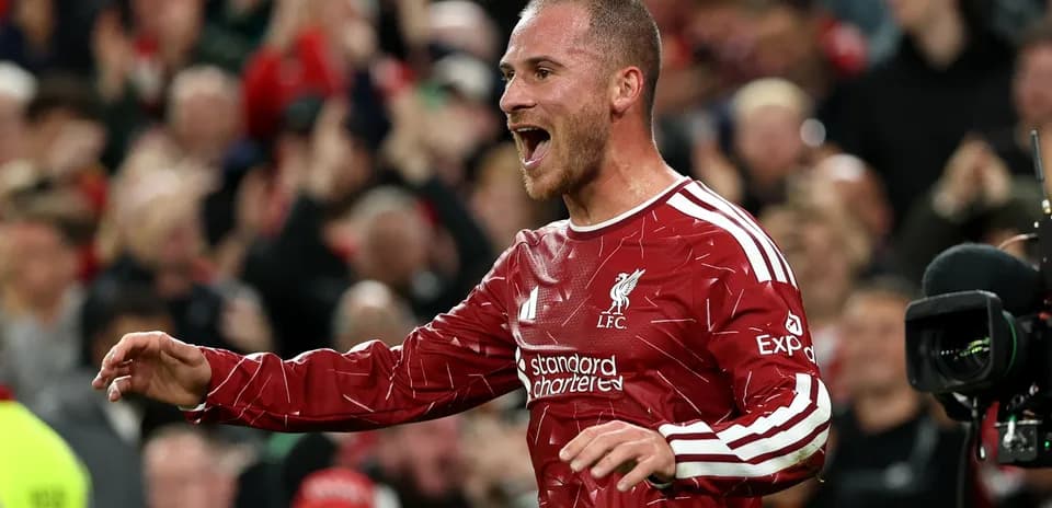 Futbolchi Liverpool formasida gol urayotgan paytda
