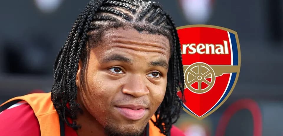 Futbolchi Arsenal logosi bilan suratda