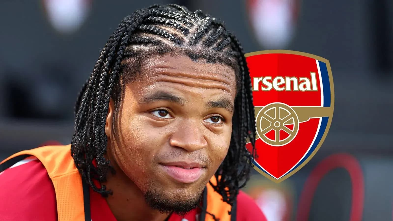 Futbolchi Arsenal logosi bilan suratda