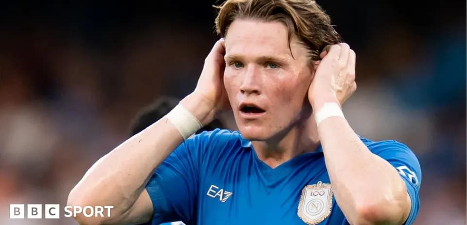 Futbolchi o'yin davomida qo'llarini boshiga qo'ygan