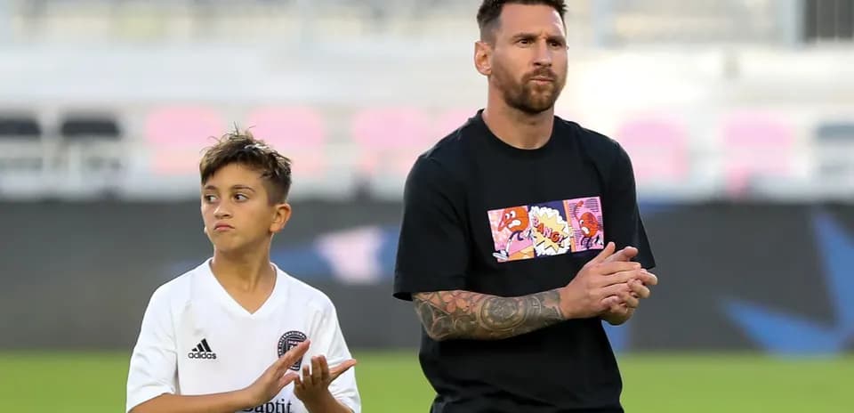 Messi and child clapping during a warm-up