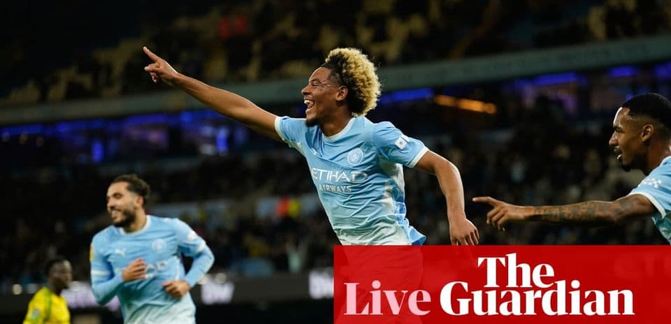 Futbolchi gol urishdan keyin nishonlayapti