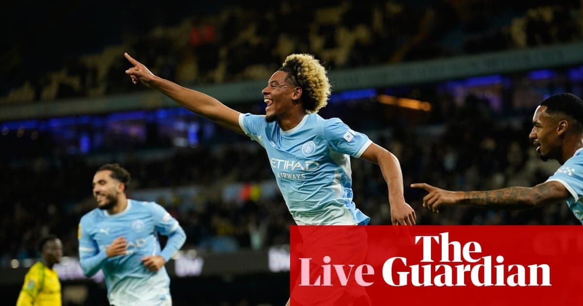 Futbolchi gol urishdan keyin nishonlayapti