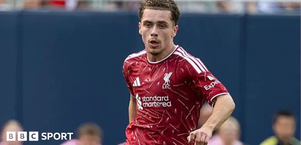 Futbolchi Liverpool formasida maydonda harakatlanmoqda