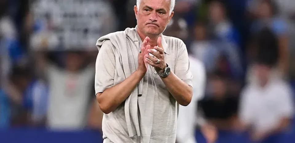 Murinho stadionda qo'llarini chalqanib turgan