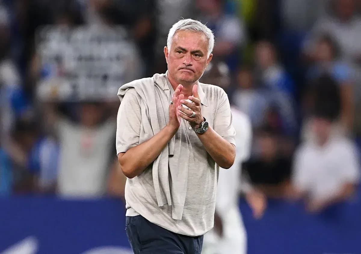 Murinho stadionda qo'llarini chalqanib turgan