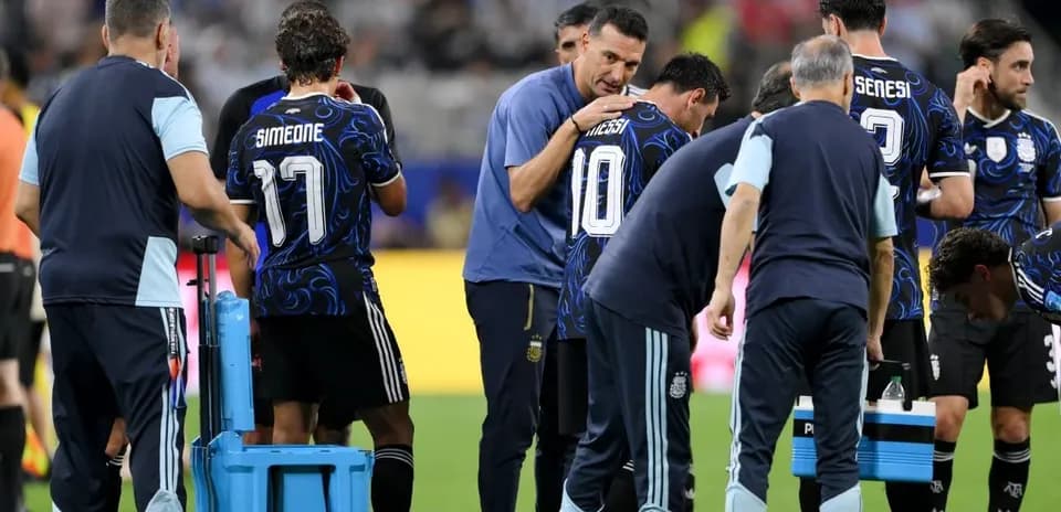 Argentina team gathered for strategy discussion during match