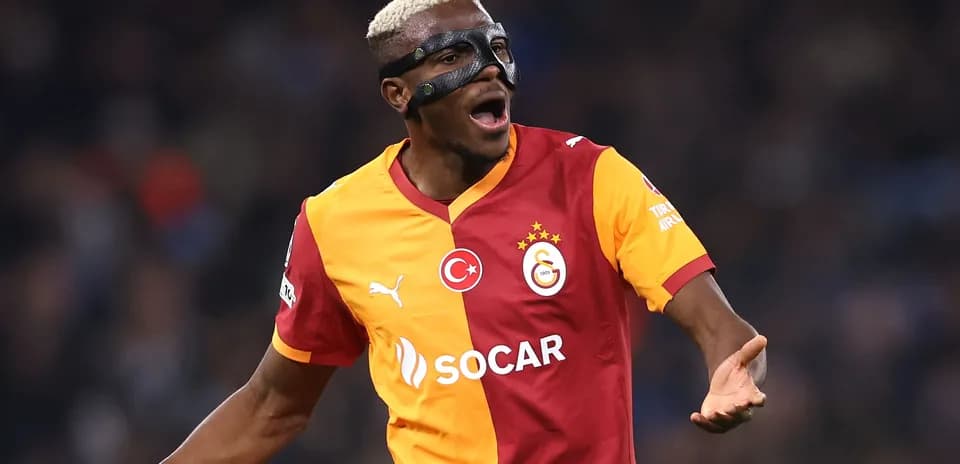 Futbolchi maydonda jamoa formasida harakatda