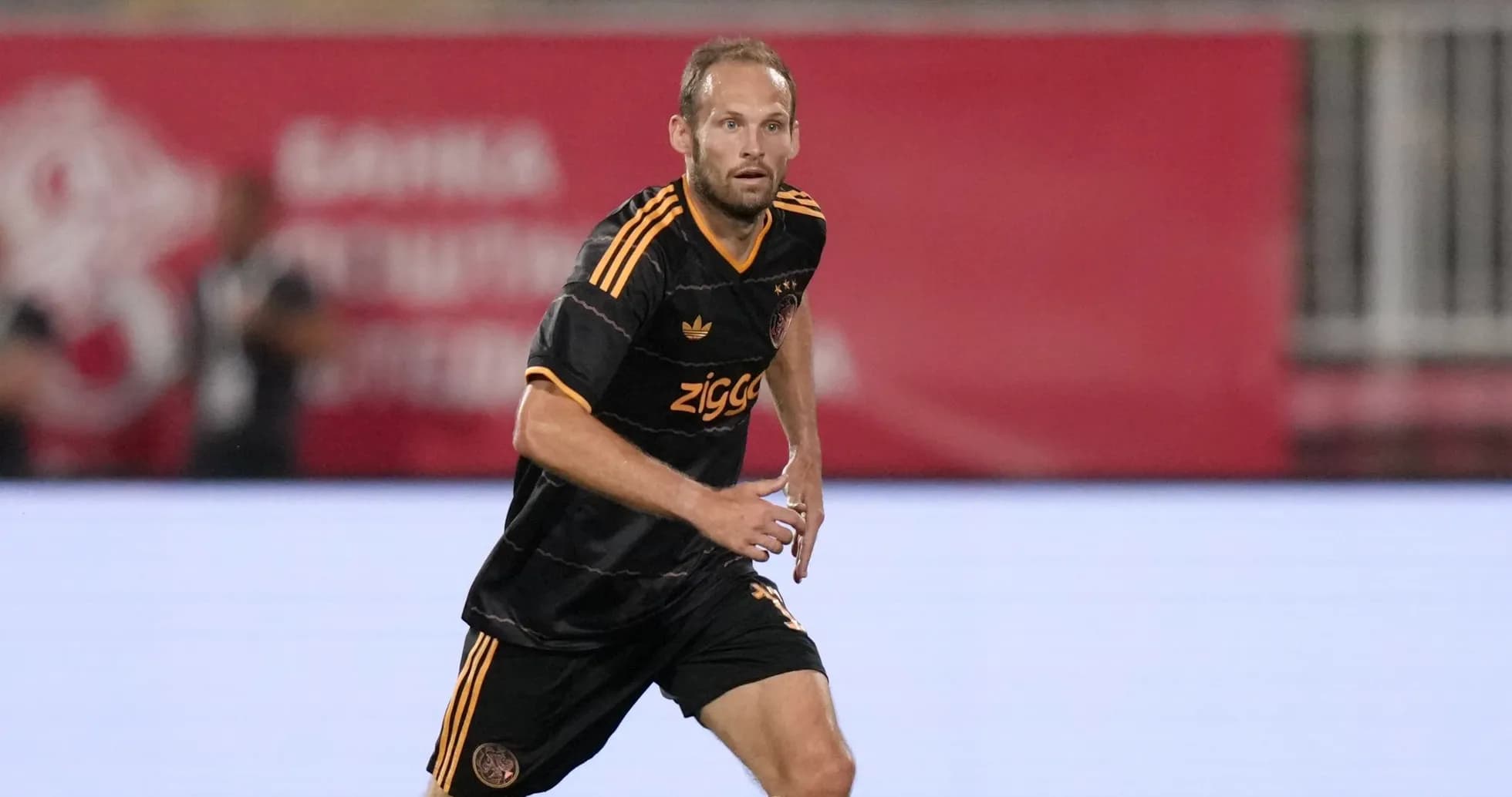 Futbolchi maydonda harakatda, Ajax formasi kiygan