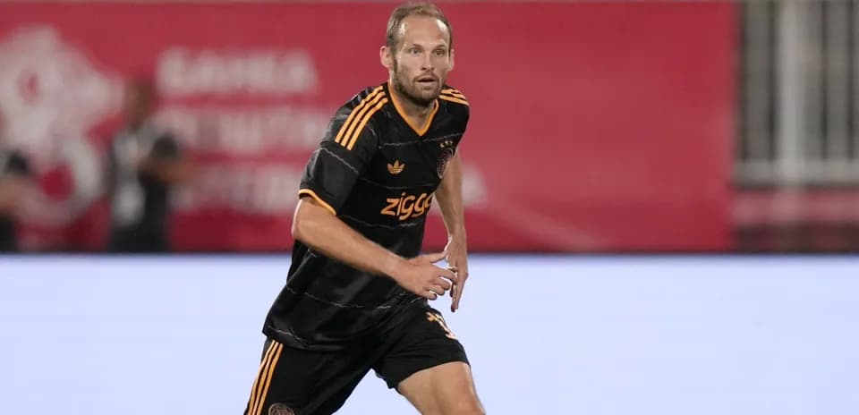 Futbolchi maydonda harakatda, Ajax formasi kiygan