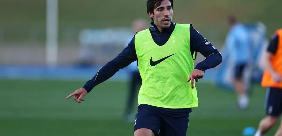 Futbolchi mashg'ulotda harakatda
