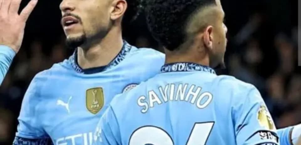 Ikkita futbolchi Manchester City formasida bir-biriga murojaat qilmoqda