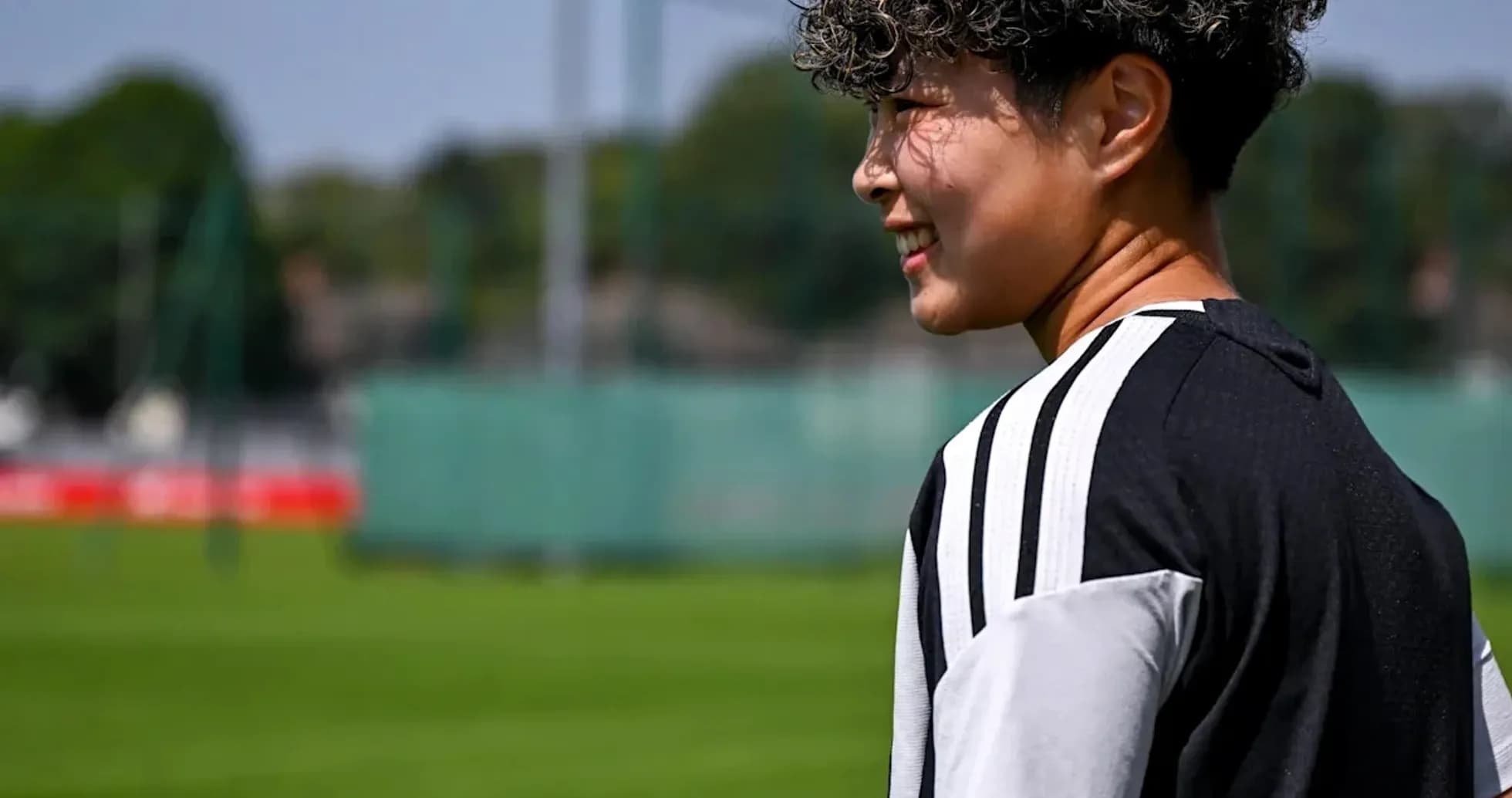 Futbol maydoni yonida o'ynayotgan futbolchi