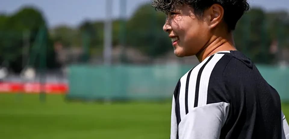 Futbol maydoni yonida o'ynayotgan futbolchi
