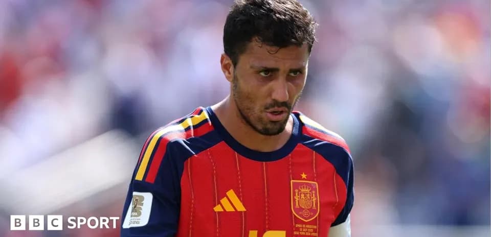 Futbolchi Ispaniya formasi bilan maydonda