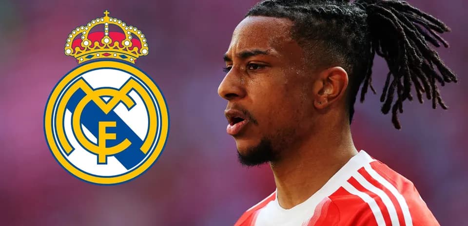 Futbolchi Real Madrid logosi bilan maydonda