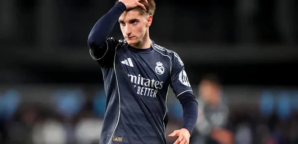 Futbolchi Real Madrid formasida maydonda yuribdi