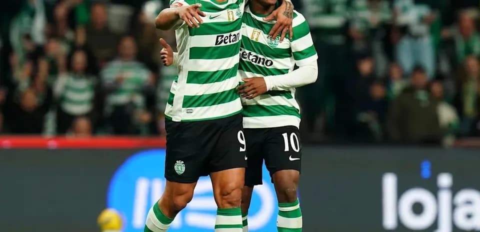 Ikkita futbolchi bir-biriga quchoqlanmoqda
