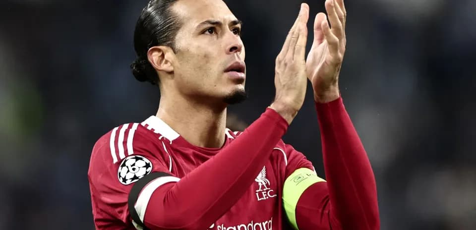 Futbolchi jamoa tarafdorlariga qo'l silamoqda